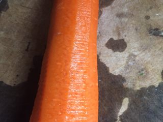 5、胡萝卜玉米排骨汤,胡萝卜削皮，切段