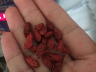 9、胡萝卜玉米排骨汤,然后放入枸杞