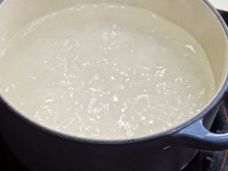 2、【夏季甜品】香港好味–楊枝甘露,1. 水煮滾後,加入西谷米