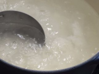 3、【夏季甜品】香港好味–楊枝甘露,2.西谷米下鍋後以中火煮約20-30分鐘左右,其間請持續攪拌,以防黏鍋底