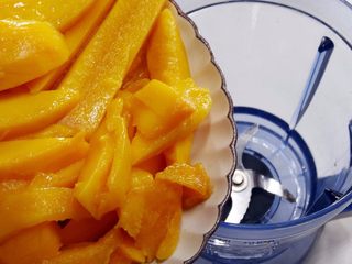 5、【夏季甜品】香港好味–楊枝甘露,4.等待米芯變熟的空檔,我們來製作基底。將芒果、椰漿及牛奶,一起倒入果汁機中打均