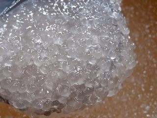 7、【夏季甜品】香港好味–楊枝甘露,6.請將煮好的西米露放到冰水中清洗(或是水龍頭下)洗淨後用撈網撈出《*此為重要步驟請勿省略》