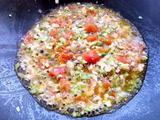 18、辅食~土豆泥新吃法,比KFC好吃100倍!,加入适量水,中火煮开,加入适量香菇粉,搅拌均匀后再煮3分钟