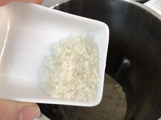 3、蕃茄鸡蛋饼+花生芝麻浆,大米洗2次米水后倒入豆浆机，加点米饭会使得豆浆口感更绵滑哟