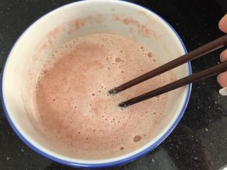 10、蕃茄鸡蛋饼+花生芝麻浆,把鸡蛋打散与番茄蓉融合