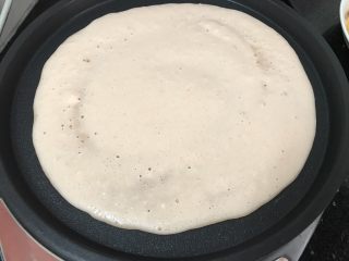 13、蕃茄鸡蛋饼+花生芝麻浆,把粉液稍有摊开