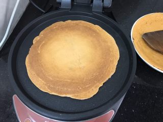 15、蕃茄鸡蛋饼+花生芝麻浆,翻面再煎一下就好了