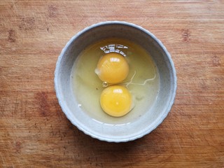 4、虾仁蒸蛋羹,鸡蛋磕入碗中。