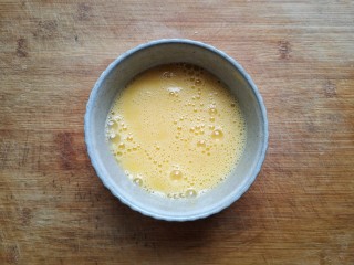 5、虾仁蒸蛋羹,打散成蛋液。