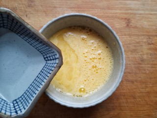 6、虾仁蒸蛋羹,加入适量的温水。