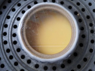 9、虾仁蒸蛋羹,盖上保鲜膜上锅隔水蒸。