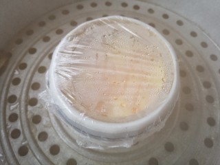 11、虾仁蒸蛋羹,盖上保鲜膜,再蒸五分钟。