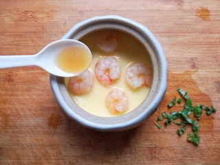 12、虾仁蒸蛋羹,出锅后趁热加入一点麻油。