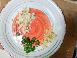 3、香菇肉末豆腐,蒜姜杭椒切碎