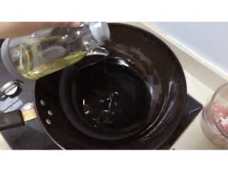 6、香菇肉末豆腐,热锅加油