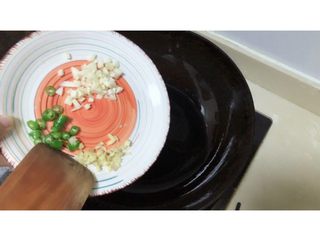 7、香菇肉末豆腐,下姜蒜杭椒炒香