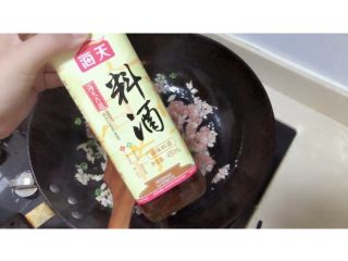 11、香菇肉末豆腐,料酒少许翻炒均匀