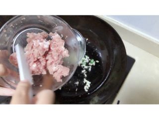 9、香菇肉末豆腐,加入肉馅