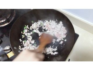 10、香菇肉末豆腐,炒制变色