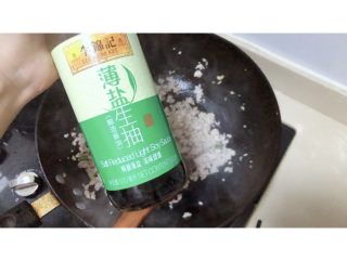 12、香菇肉末豆腐,加入生抽