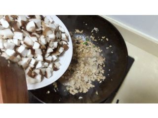 14、香菇肉末豆腐,加入香菇丁翻炒
