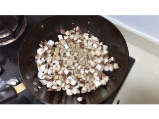 15、香菇肉末豆腐,香菇炒到变软