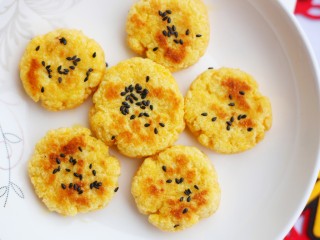 12、松软香甜的米粉小软饼,松软香甜的奶香小米饼就做好啦。