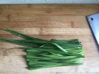 1、韭菜鸡蛋饼,韭菜洗干净沥干水份切碎