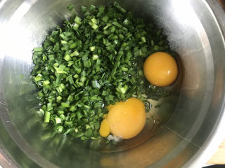 2、韭菜鸡蛋饼,打入两个鸡蛋