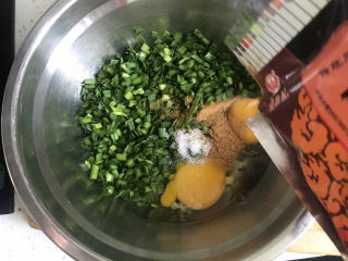 4、韭菜鸡蛋饼,加入适量的五香粉