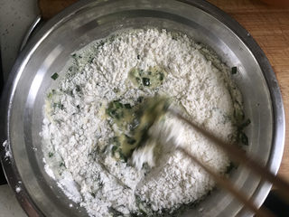 8、韭菜鸡蛋饼,加入面粉，面粉分次加入，边加边搅拌，看面糊的情况添加