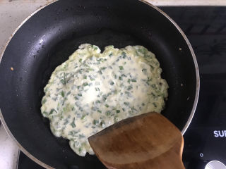 11、韭菜鸡蛋饼,油热，舀一勺面糊，用铲子摊开，小火煎