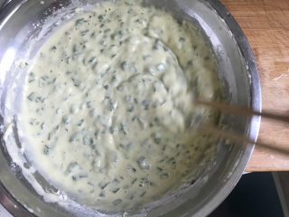 9、韭菜鸡蛋饼,最后搅拌成浓稠的糊状就可以了