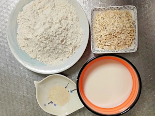 1、#宝宝零食#自创奶酪夹心燕麦棒,备好发面的食材
