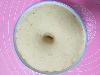 4、#宝宝零食#自创奶酪夹心燕麦棒,发好的面，用手指戳一个洞，不回弹不塌陷就可以了，我的面团发酵了1个小时10分钟