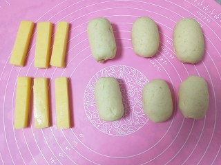 6、#宝宝零食#自创奶酪夹心燕麦棒,之后揉面团排气，揉至面团切开基本没有气泡就可以了，之后将面团分成六块儿，揉成条状，此时准备奶酪条6条，我这里的奶酪条也是奶酪块儿切开的，给宝宝吃，最好选择低盐的奶酪