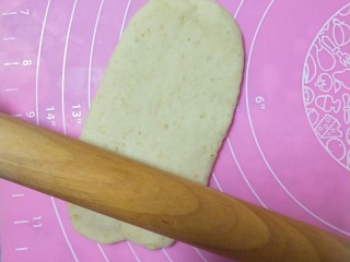 7、#宝宝零食#自创奶酪夹心燕麦棒,将小面团擀成长条