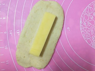 8、#宝宝零食#自创奶酪夹心燕麦棒,放入奶酪条，包起来，整形成条状