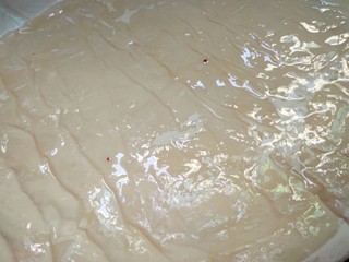 2、花生馅饼,手抓饼皮提前从冰箱拿出来解冻，轻轻抹些花生油