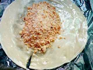 3、花生馅饼,花生馅放在手抓饼皮中间