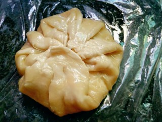 4、花生馅饼,轻轻包起来，压扁