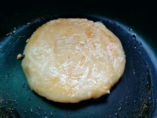 5、花生馅饼,平底锅加热，面饼放入煎至