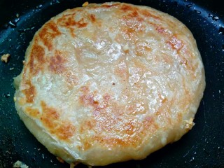 7、花生馅饼,煎至两面微微金黄即可