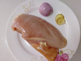 1、孜然鸡胸肉,主要食材，鸡胸肉清水洗净，三片生姜，一个圆葱。