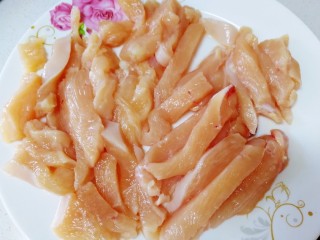 3、孜然鸡胸肉,顺着肉丝切粗条。
