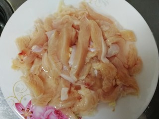 4、孜然鸡胸肉,清水洗干净。