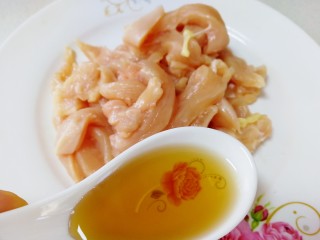 7、孜然鸡胸肉,一汤匙料酒。