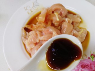 9、孜然鸡胸肉,半汤匙蚝油。