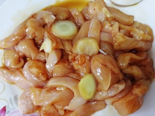 10、孜然鸡胸肉,放入三片生姜。