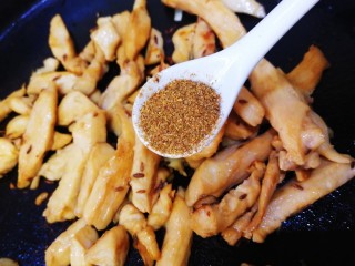 16、孜然鸡胸肉,两面都煎上色，洒上一小勺烧烤料。